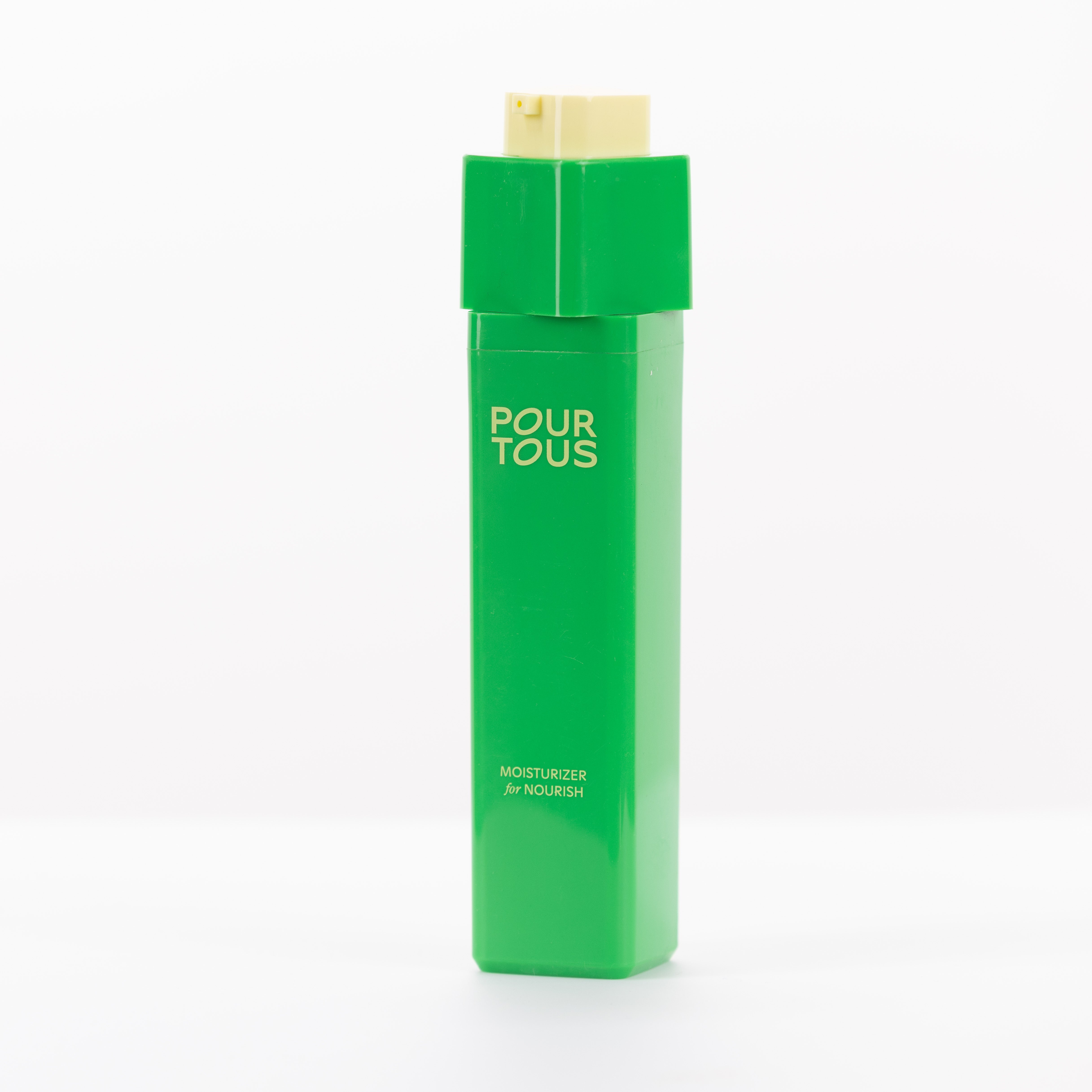 green moisturizer bottle Pour Tous